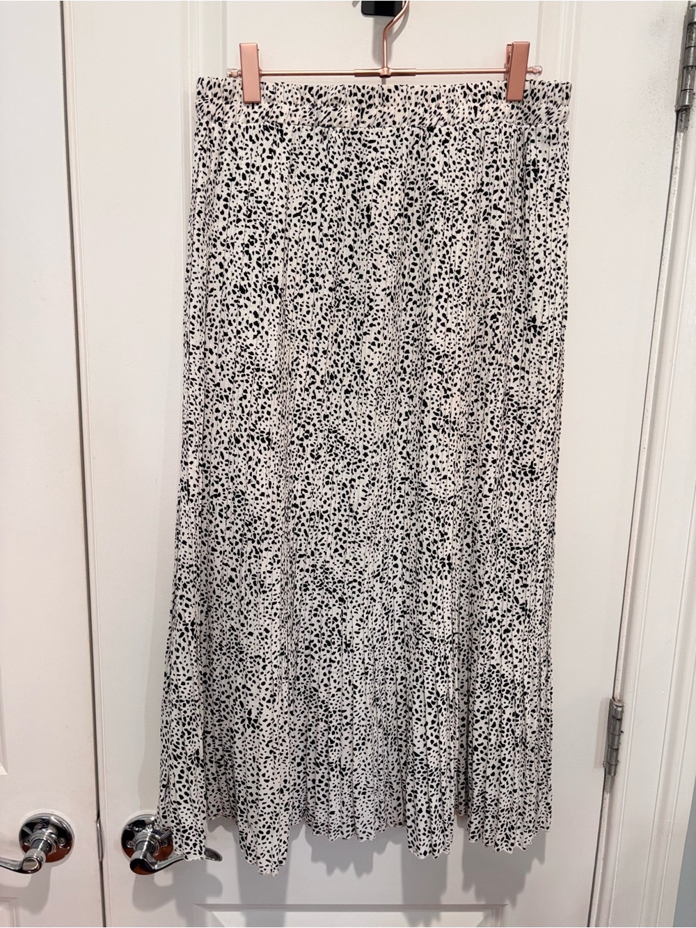 Black & White Speckled Fine-Pleated Midi Skirt with Subtle A-Line